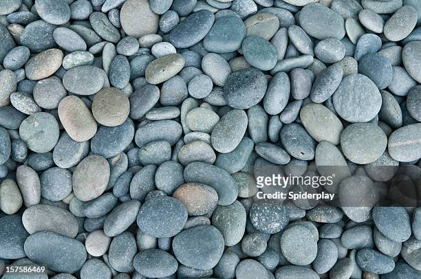 pietre di fiume - roccia foto e immagini stock
