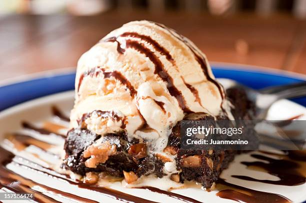 sorvete de baunilha com brownie e nozes - calda de caramelo - fotografias e filmes do acervo