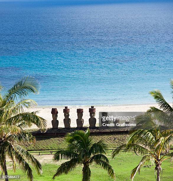 anakena praia com moai na ilha de páscoa chile - ilha de páscoa imagens e fotografias de stock
