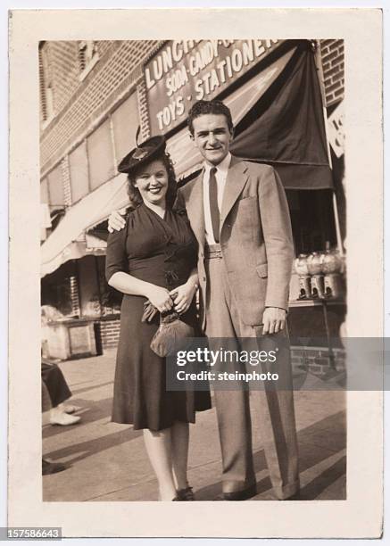 vintage snapshot of a couple in brooklyn - 1940 個照片及圖片檔