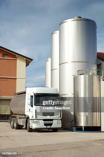milchwagen in dairy farm - silo tank stock-fotos und bilder
