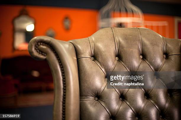 fauteuil gris classique - classic leather photos et images de collection