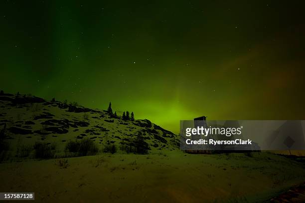 aurora borealis über eine arktische mine, yellowknife an. - yellowknife stock-fotos und bilder