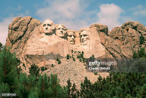 mount rushmore on a beautiful summer day. - monument stockfoto's en -beelden