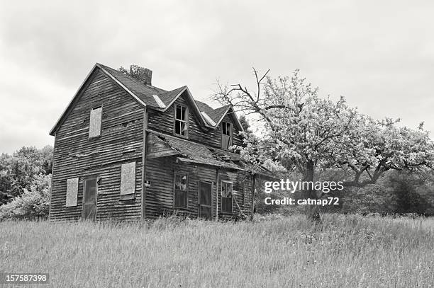 haunted farm house spooky and abandoned, gone to ruin - michigan farm stock pictures, royalty-free photos & images