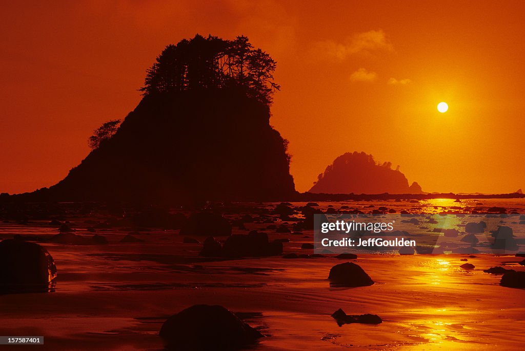 Tramonto sull'oceano Pacifico e formazioni rocciose
