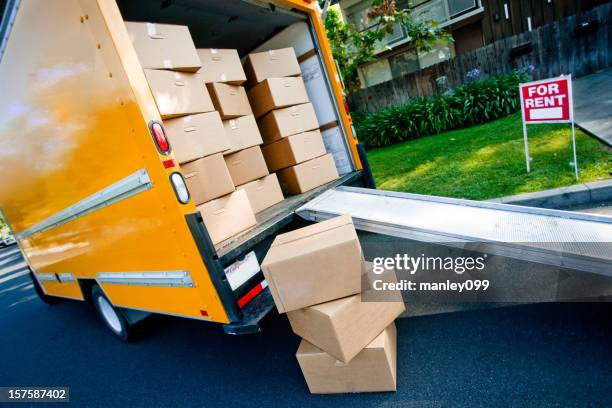 di fuori dell'appartamento - camion per autotrasporti foto e immagini stock