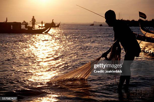 filet de pêche au coucher du soleil sur le fleuve mékong - mekong delta photos et images de collection