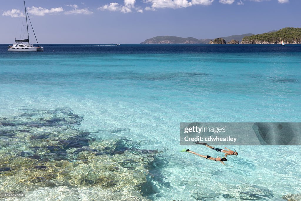 Casal mergulhando nas águas claras e cristalinas do Caribe