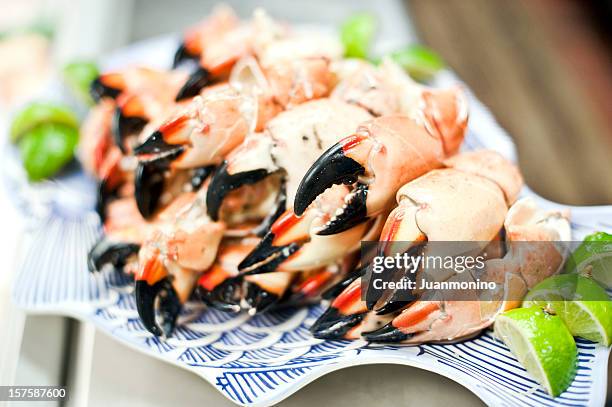 assiette pleine de crabe de - griffes ou pinces photos et images de collection