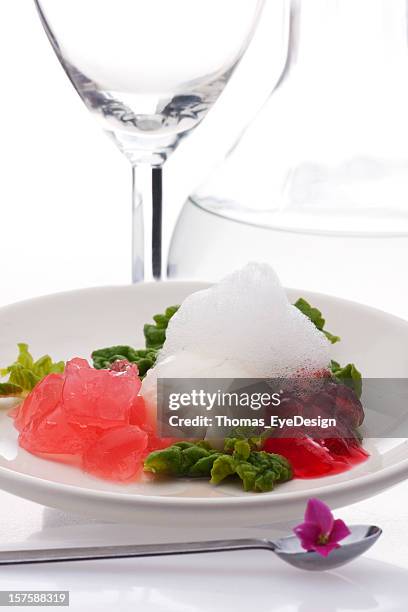 rhabarber-gelee mit schaumstoff - molecular gastronomy stock-fotos und bilder