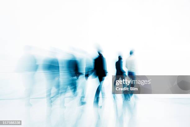 abstract siluetas de personas de negocios a contra fondo blanco - fotografía en clave alta fotografías e imágenes de stock