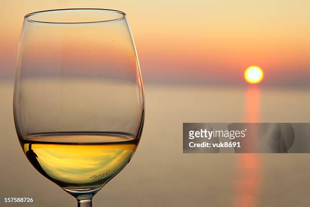 wunderschöner sonnenuntergang und einem glas wein - red and white wine glasses stock-fotos und bilder
