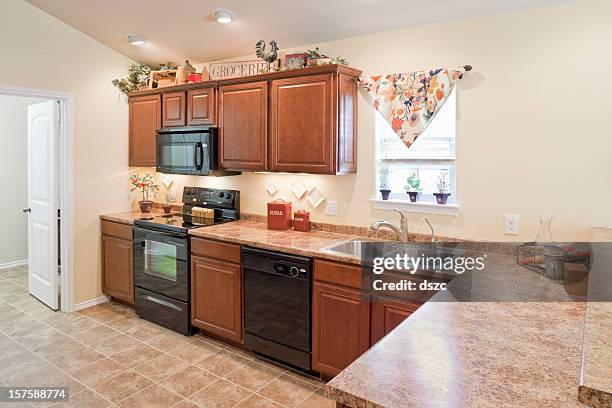 interior de cocina doméstica - típico de clase mediana fotografías e imágenes de stock