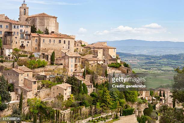 gordes, provence, france, spring, valley of luberon - village stockfoto's en -beelden