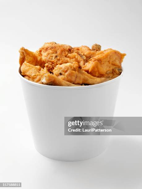 cubo de pollo frito - bucket fotografías e imágenes de stock