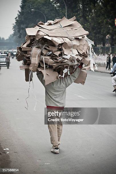 reciclagem de papel serviço de transporte de carga pesada para baixo street katmandu nepal - alimentar se de carne imagens e fotografias de stock