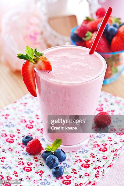 smoothie in fresh setting - strawberry smoothie stock pictures, royalty-free photos & images