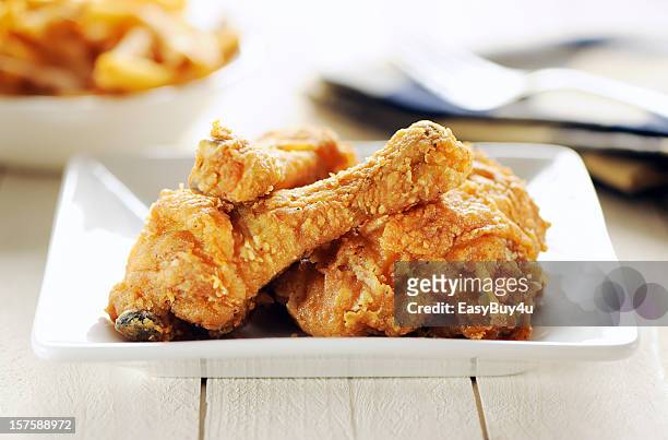 frango frito - fried chicken imagens e fotografias de stock