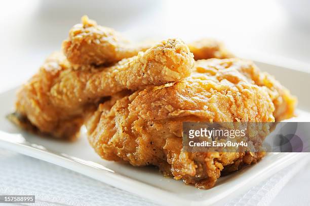 crispy fried breast and legs from chicken - fried chicken stockfoto's en -beelden