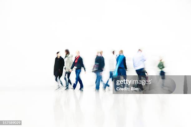 pendler zu fuß im korridor, bewegungsunschärfe - young white people walking stock-fotos und bilder