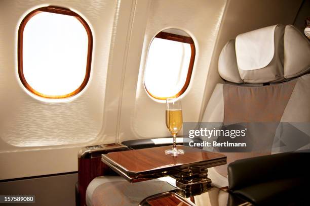 business class-sitzplatz mit champagner serviert. - business class flight stock-fotos und bilder