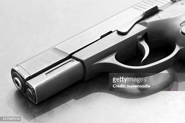 b & mit semi-automatic pistol pistole - feuerwaffen abzug stock-fotos und bilder