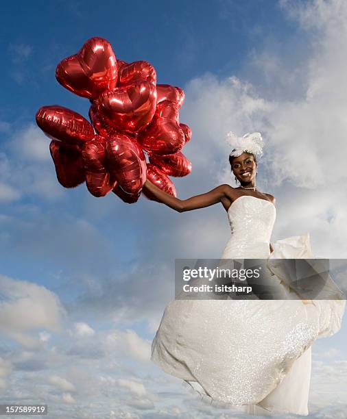 novia sostiene los globos - brinco de diamante fotografías e imágenes de stock
