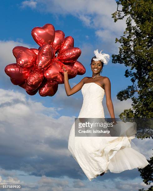 novia sostiene los globos - brinco de diamante fotografías e imágenes de stock