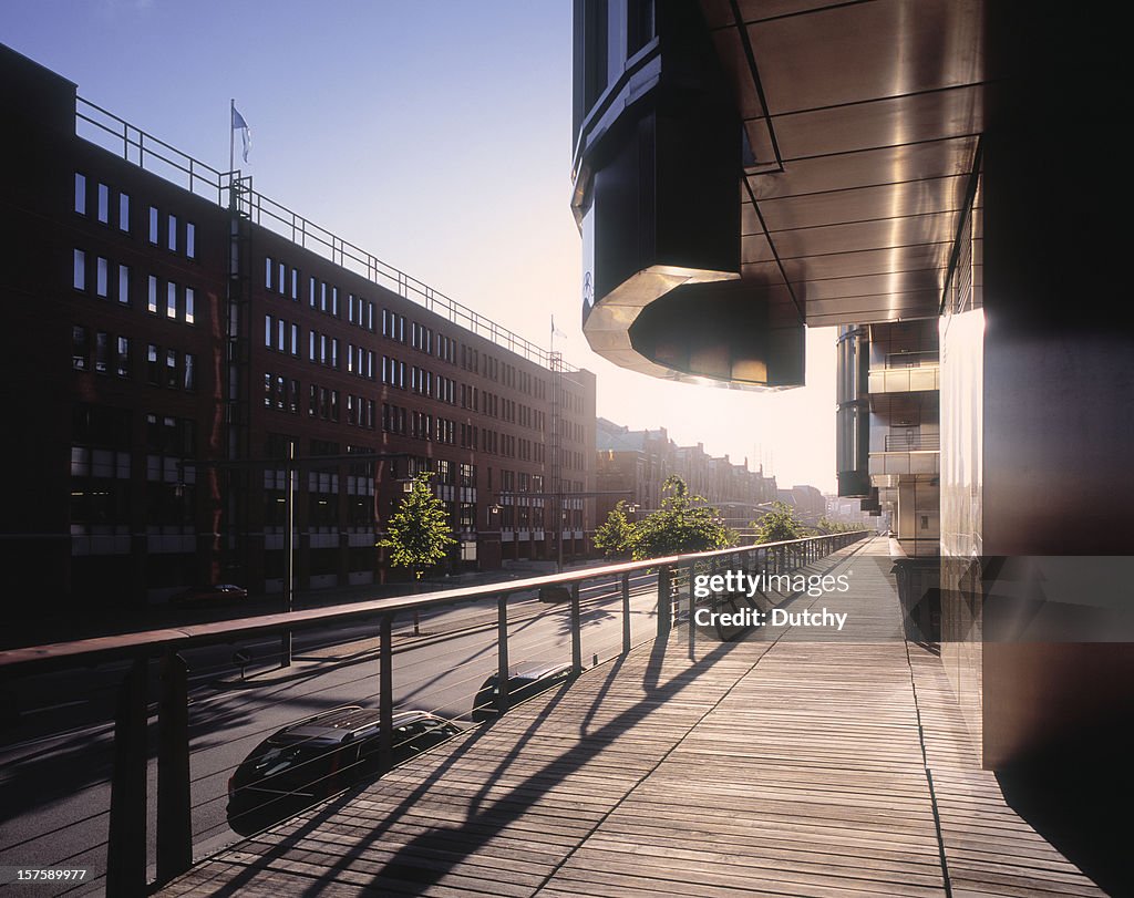 Luz de sol de la mañana que sobrepasemos Hafen en Hamburgo de negocios de la ciudad.