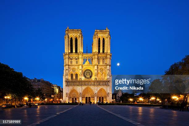 notre dame at night - notre dame stock pictures, royalty-free photos & images