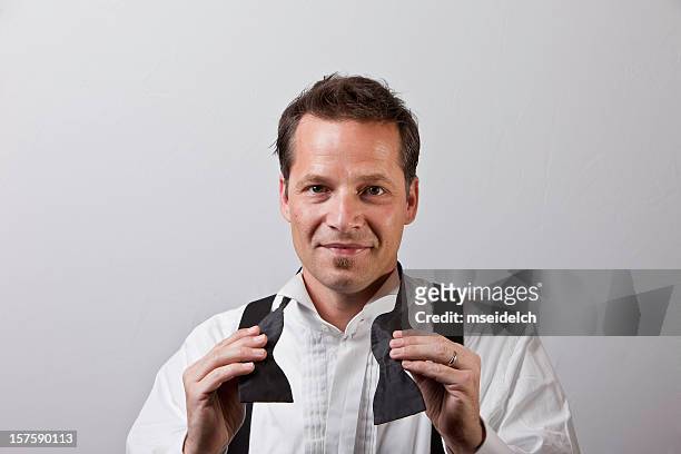 若い男性のタキシードにブラックの紐 - ソウルパッチ ストックフォトと画像
