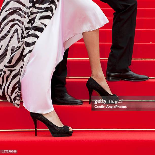 cuadrados de un elegante pareja en la alfombra roja - celebrity feet fotografías e imágenes de stock