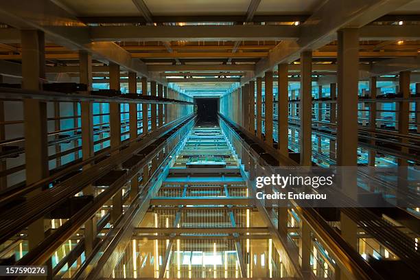 interior de un moderno ascensor del eje - ascensor fotografías e imágenes de stock