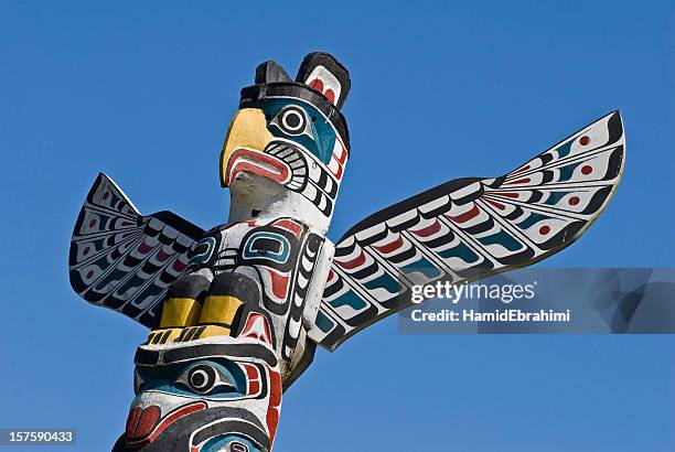 totem pole - indigenous art stockfoto's en -beelden