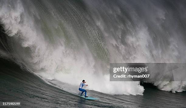 große welle surfen - big wave surfing stock-fotos und bilder