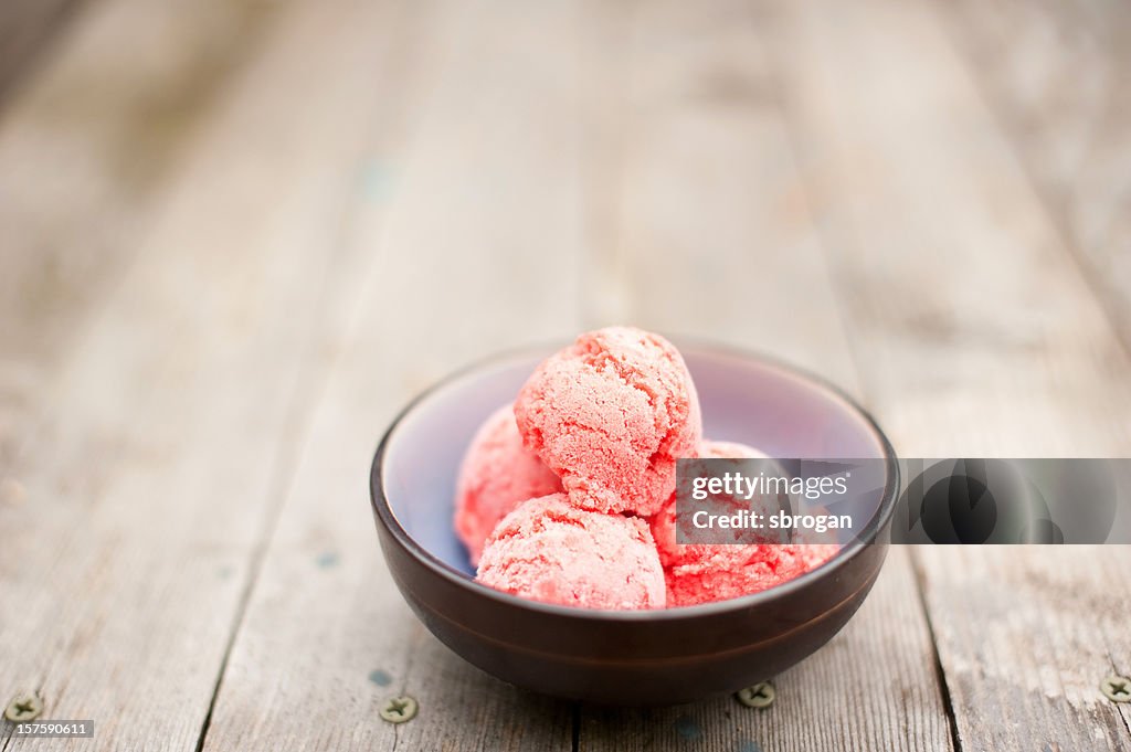 Gourmet strawberry gelato sur une table