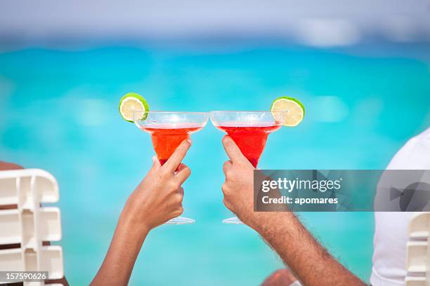 brindis pareja en una playa tropical turquoise - margarita beach fotografías e imágenes de stock