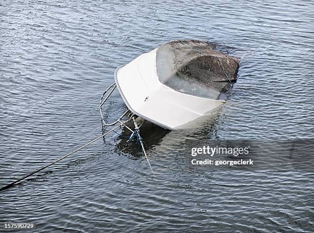 capsized boat sinking - sinking stockfoto's en -beelden