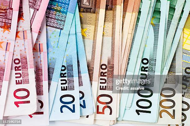 euro-banknoten in einer reihe - euroscheine stock-fotos und bilder