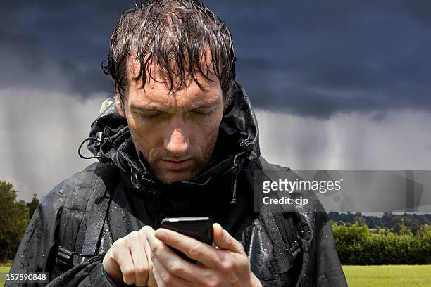 pluie de randonnée magnifique consulte en outre le gps smartphone à écran tactile - satnav photos et images de collection