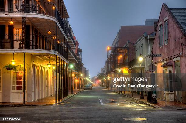 bourbon street - bourbon street new orleans fotografías e imágenes de stock