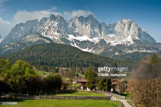 picos montañosos wilder kaiser - kaiser fotografías e imágenes de stock