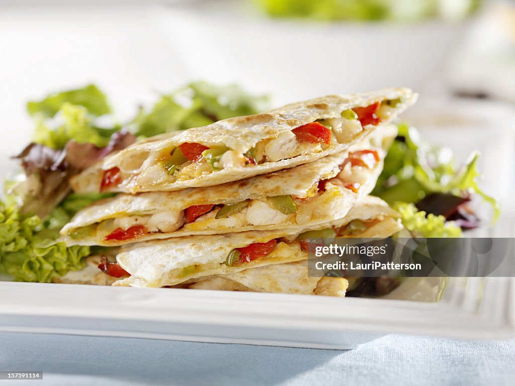 Hühnchen-Quesadilla mit einem Gartensalat