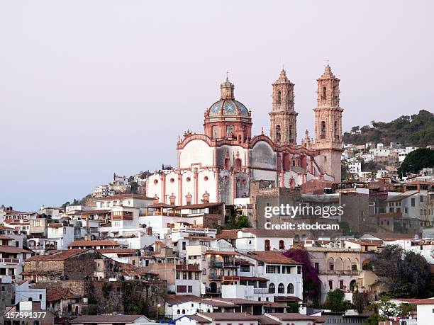 iglesia en colonial taxco, méxico - guerrero méxico del sur fotografías e imágenes de stock