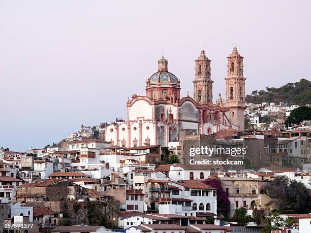 baroque church in colonial taxco, mexico - guerrero 個照片及圖片檔