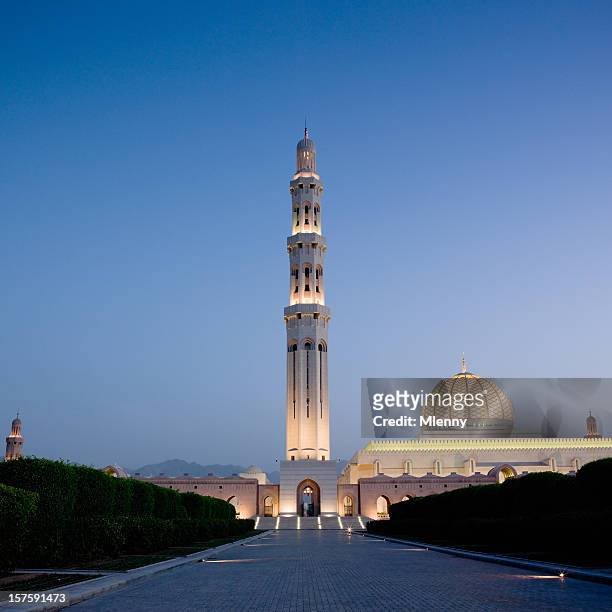die große sultan-qabus-moschee, muscat - grand mosque oman stock-fotos und bilder