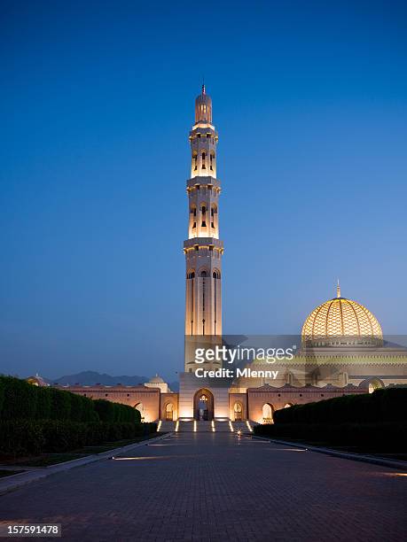 die große moschee sultan qaboos - muscat stock-fotos und bilder