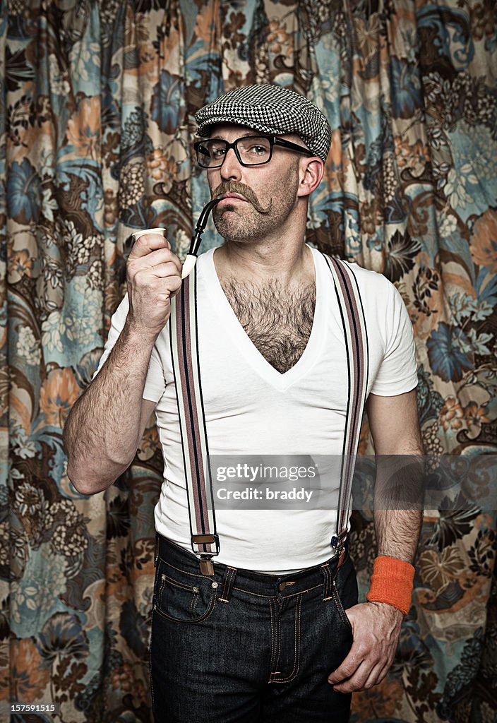 Hipster in Brille Rauchen Sie eine Wasserpfeife