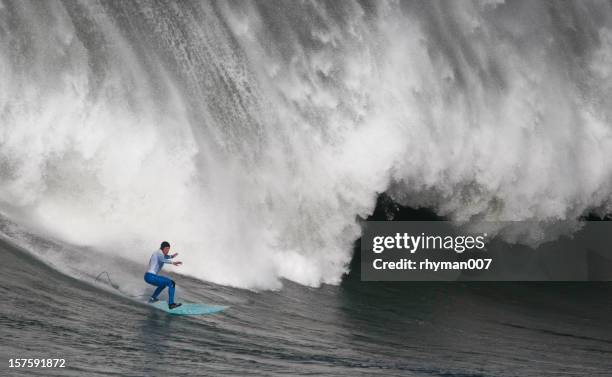 surfing the curl of a huge wave - big wave surfing 個照片及圖片檔